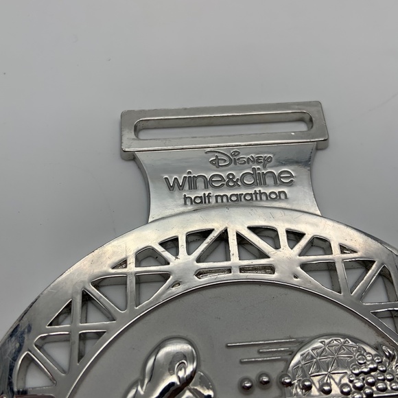Walt Disney World Mickey Mouse Wine & Dine Half Marathon 2016 Silver Tone Medal - Picture 4 of 11